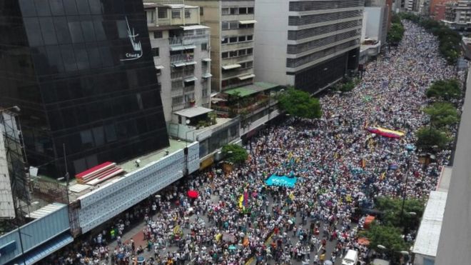Venezuela: Hundreds of thousands take part in rival marches